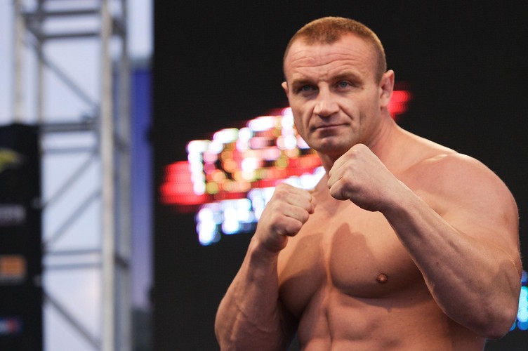 <b>Mariusz Pudzianowski</b>
<br>
<br>
Zawodnik mieszanych sztuk walki (wcześniej utytułowany strongman i rugbysta) zdo­był tytuł ma­gi­stra w Spo­łecz­nej Wyż­szej Szko­le Przed­się­bior­czo­ści i Za­rzą­dza­nia w Łodzi.