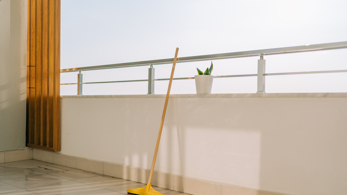 Czym czyścić płytki balkonowe po zimie? Wypróbuj prosty trik