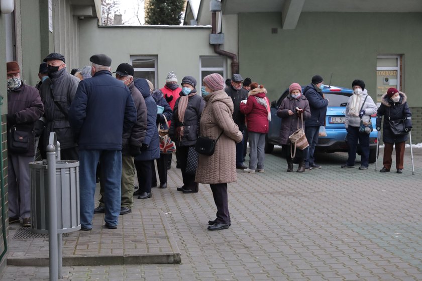 Seniorzy stali w kolejce na mrozie