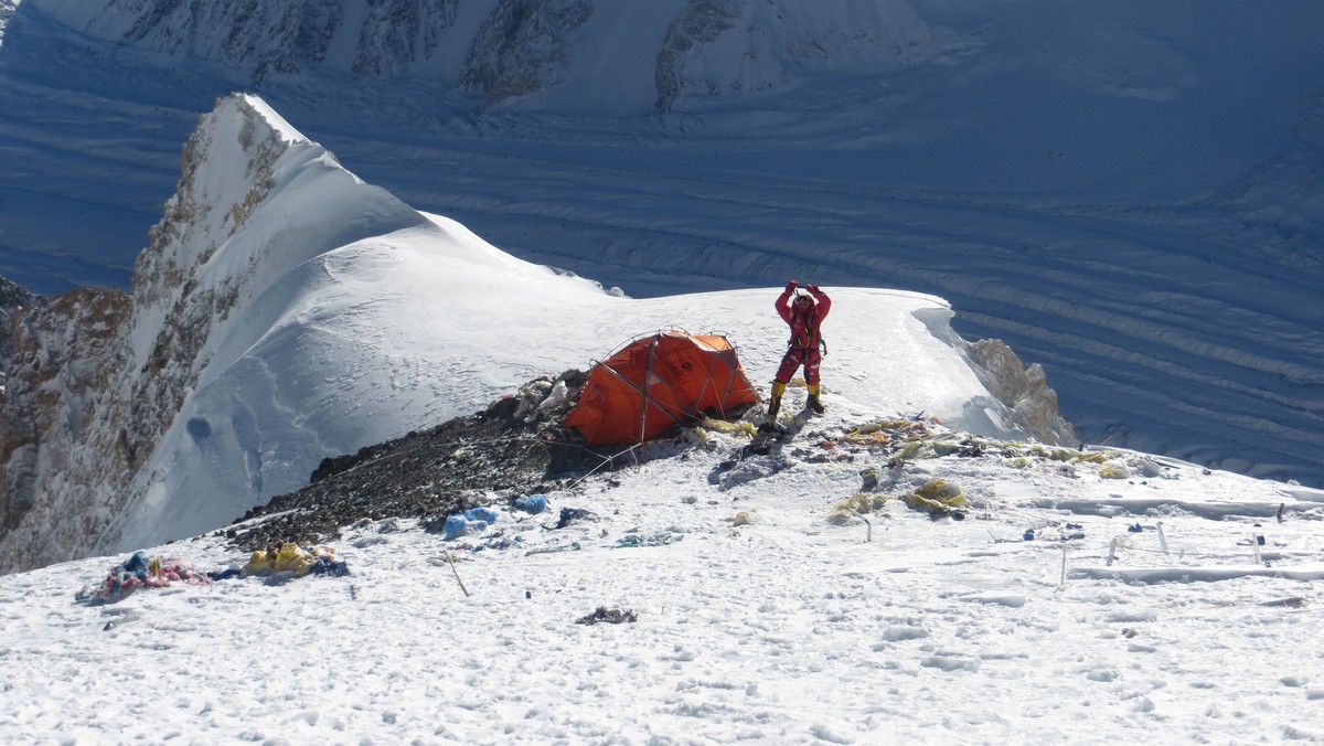 Po raz pierwszy cztery osoby stanęły zimą na ośmiotysięczniku. Na niezdobyty o tej porze roku szczyt Broad Peak (8051 m) wspięli się: Tomasz Kowalski, Adam Bielecki, Artur Małek i nestor polskiego himalaizmu Maciej Berbeka. Tego jeszcze w historii nie było.