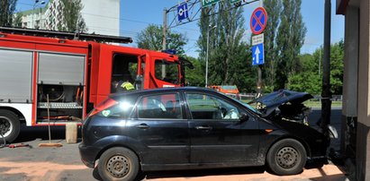 Dwa wypadki i dwie ucieczki. Policja szuka srebrnej skody