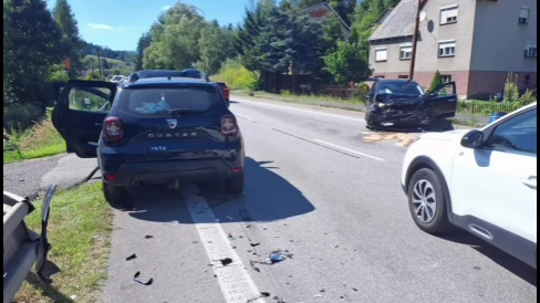 Dopravná nehoda pri Svrčinci, ktorá si vyžiadala päť zranených.