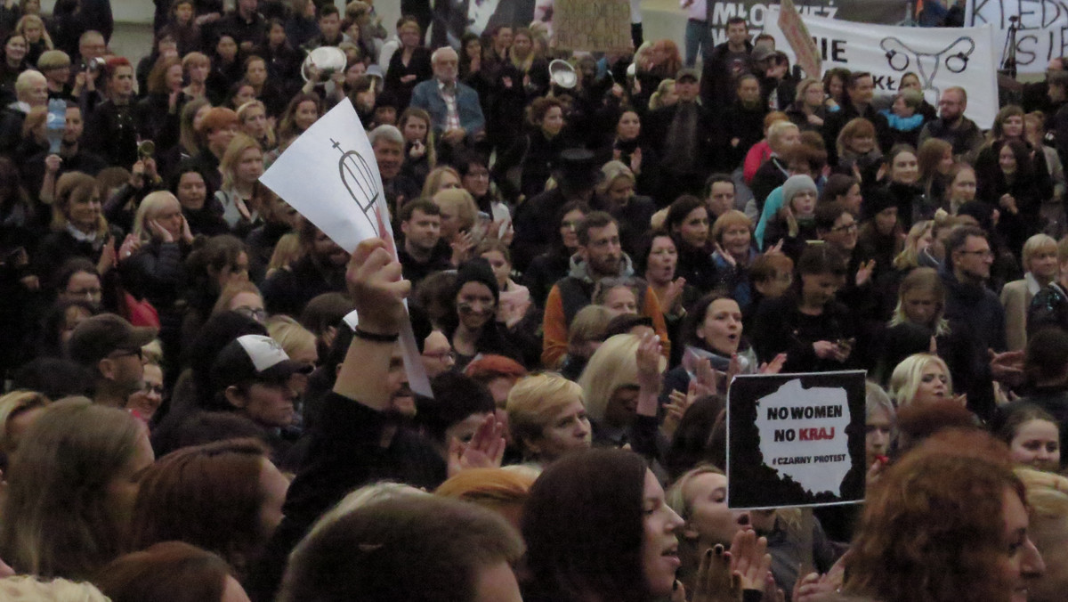 Około tysiąca osób, głównie młodych, ubranych na czarno kobiet, demonstrowało na Rynku Kościuszki swój sprzeciw wobec planów zaostrzenia ustawy antyaborcyjnej. Na zakończenie manifestacji, bijąc w patelnie, garnki i gwiżdżąc w gwizdki, wywołały wielki hałas, mający świadczyć o ich determinacji. Była to w ostatnich latach największa w Białymstoku, spontaniczna demonstracja obywatelska.