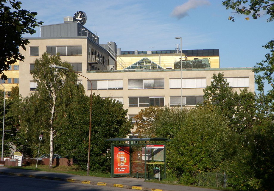 Budynek G4S w Västberdze, włamywacze dostali się do środka przez szklaną część dachu.