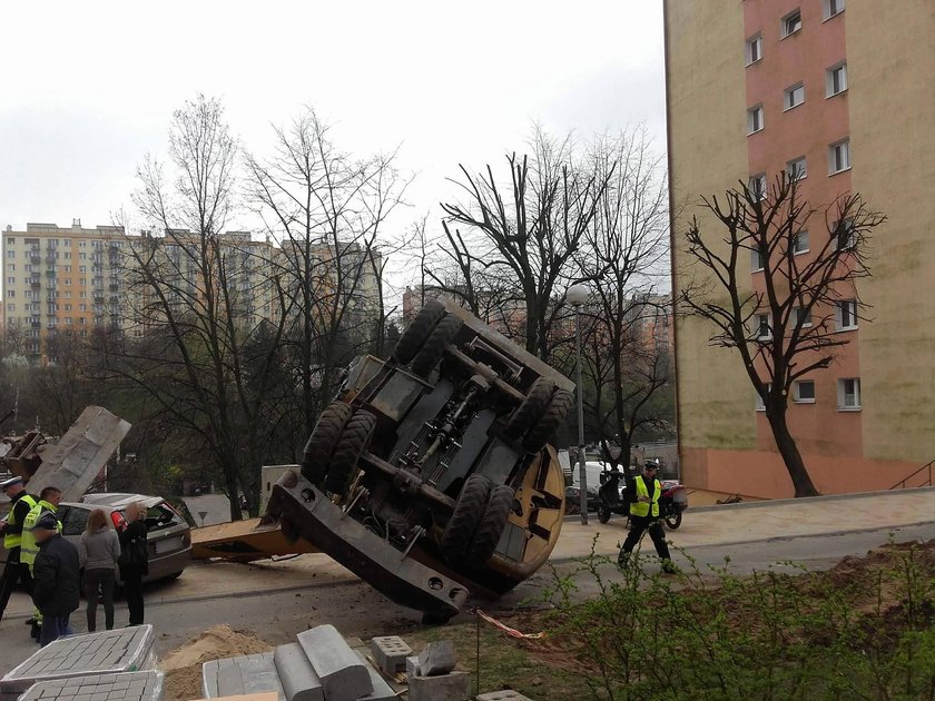 Wielka koparka upadła na samochód (ZDJĘCIA)