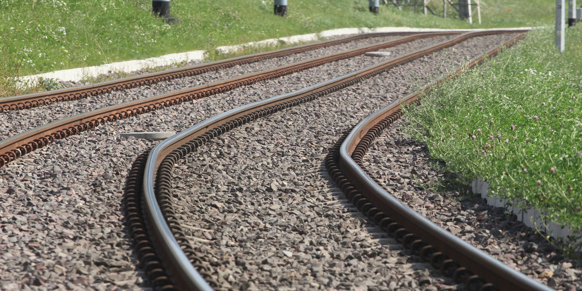 W Gdańsku wyginają się nowe tory tramwajowe.