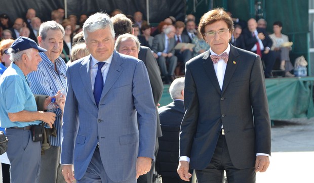 271876_belgiums-viceprime-minister-and-foreign-affairs-minister-didier-reynders-l-and-begliums-prime-minister-elio-di-rupo-r-attend-a-yearly-remembrance-ceremony-for-the-jewish-deportees-of-world-war-ii-afp