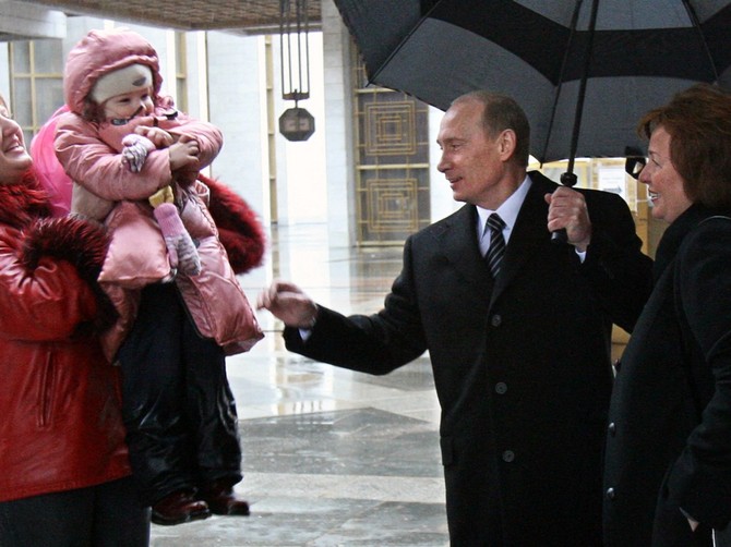 "Vladimir Putin sa čistačicom Svetlanom dobio vanbračnu ćerku" Ilustracija