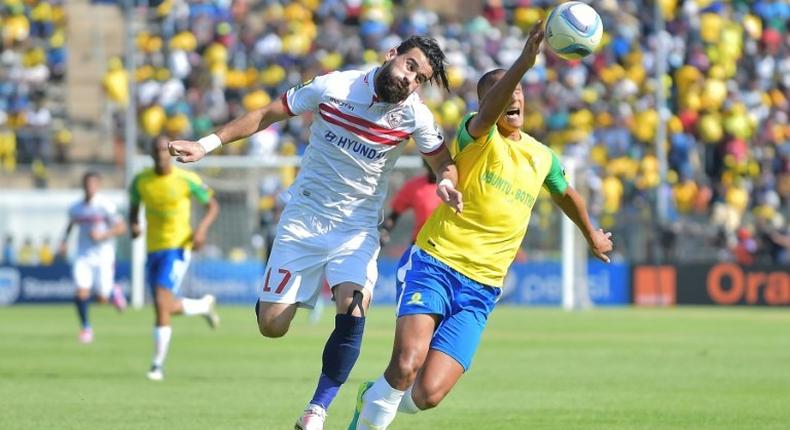 Zamalek's Basem Abdall (L) goes head to hand with Mamelodi Sundowns' Wayne Arendse in the CAF Championship final in Pretoria on October 15, 2016