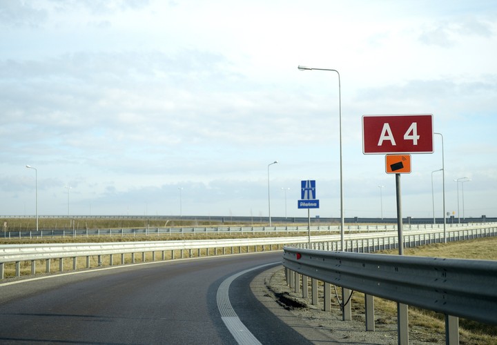 Autostrada A4 to najstarsza i najdłuższa istniejąca dziś w Polsce autostrada. Jej najstarszy odcinek pomiędzy Krzyżową a Wrocławiem został wybudowany jeszcze przez Niemców przed II wojną światową w latach 1936-1937. Na zdj. Odcinek autostrady A4 w okolicach Jarosławia na Podkarpaciu. <br><br>fot. PAP/Darek Delmanowicz