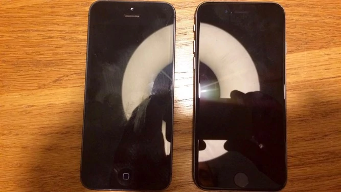 iPhone 5se (po prawej) pozuje obok iPhone'a 5