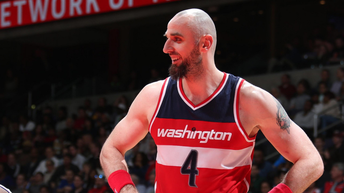 Washington Wizards przegrali z San Antonio Spurs 95:114, Czarodzieje polegli jak wszystkie inne poprzednie drużyny wizytujące halę AT&amp;T Center. Marcin Gortat zagrał najlepszy mecz od startu rozgrywek, bijąc własny rekord sezonu. Polak zdobył 20 punktów i miał 10 zbiórek.