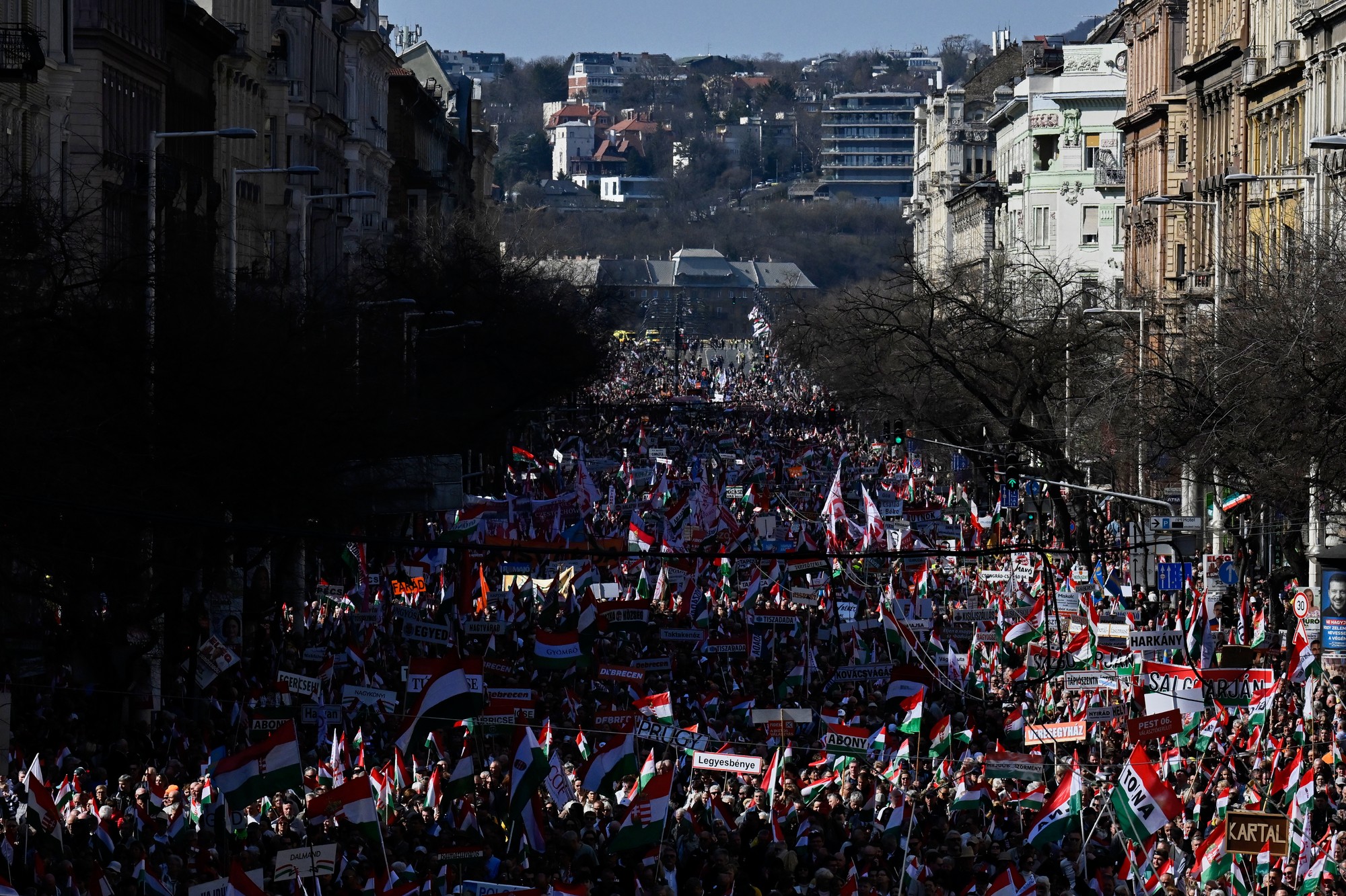 Prívrženci premiéra Viktora Orbána pochodujú Budapešťou.