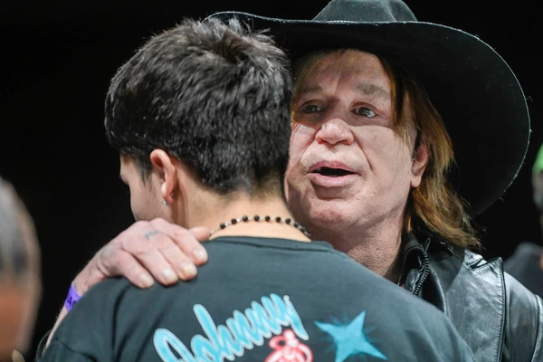 Slavni glumac DUŽAN KO GRČKA, njegovu propast tužno je gledati: Imao je milione i najlepše žene sveta, a onda se KOLO SREĆE OKRENULO - od njega BEŽE SVI, JURI GA SAMO SUD