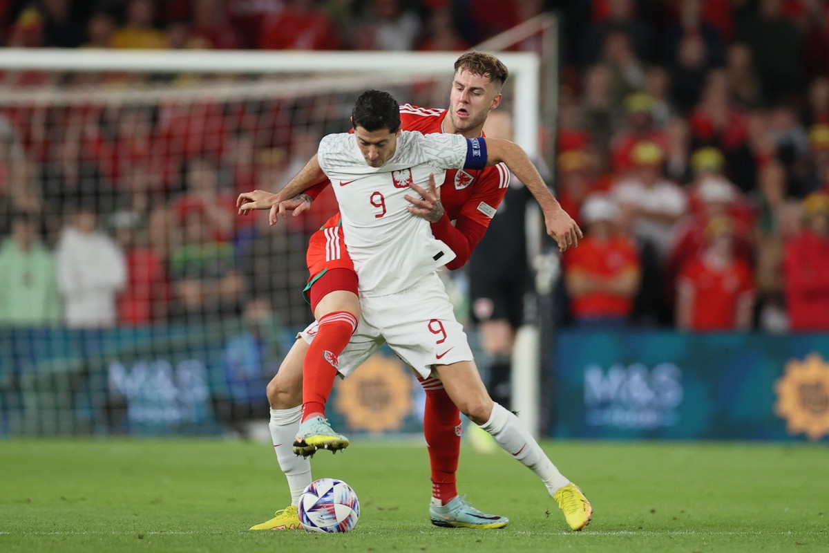 Robert Lewandowski (front) i Joe Rodon (tył) z Walii podczas meczu grupy A4 piłkarskiej Ligi Narodów w Cardiff