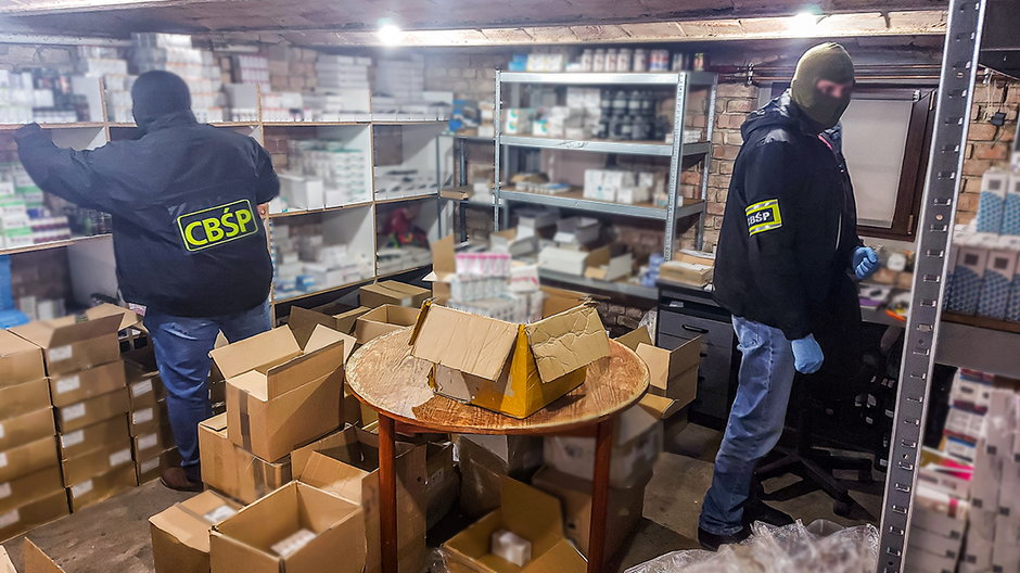 Funkcjonariusze CBŚP odkryli magazyny z nielegalnymi lekami