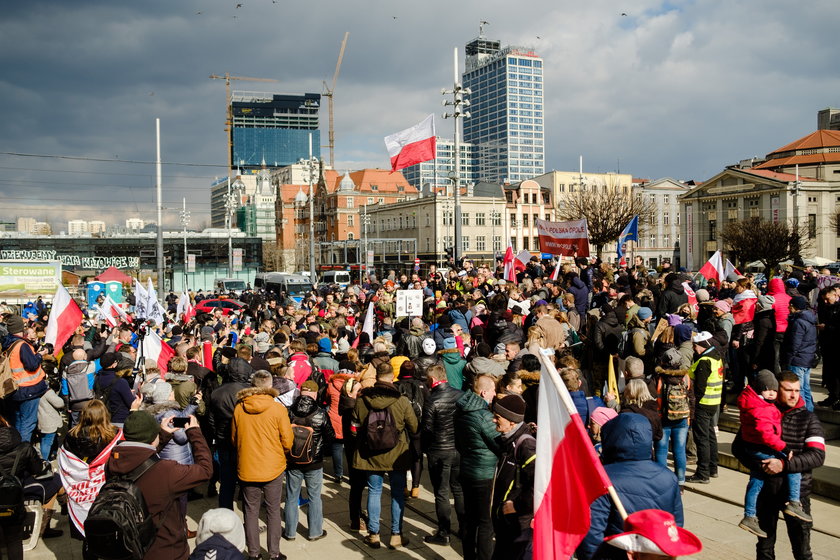 Marsz antycowidowców przeszedł ulicami Katowic