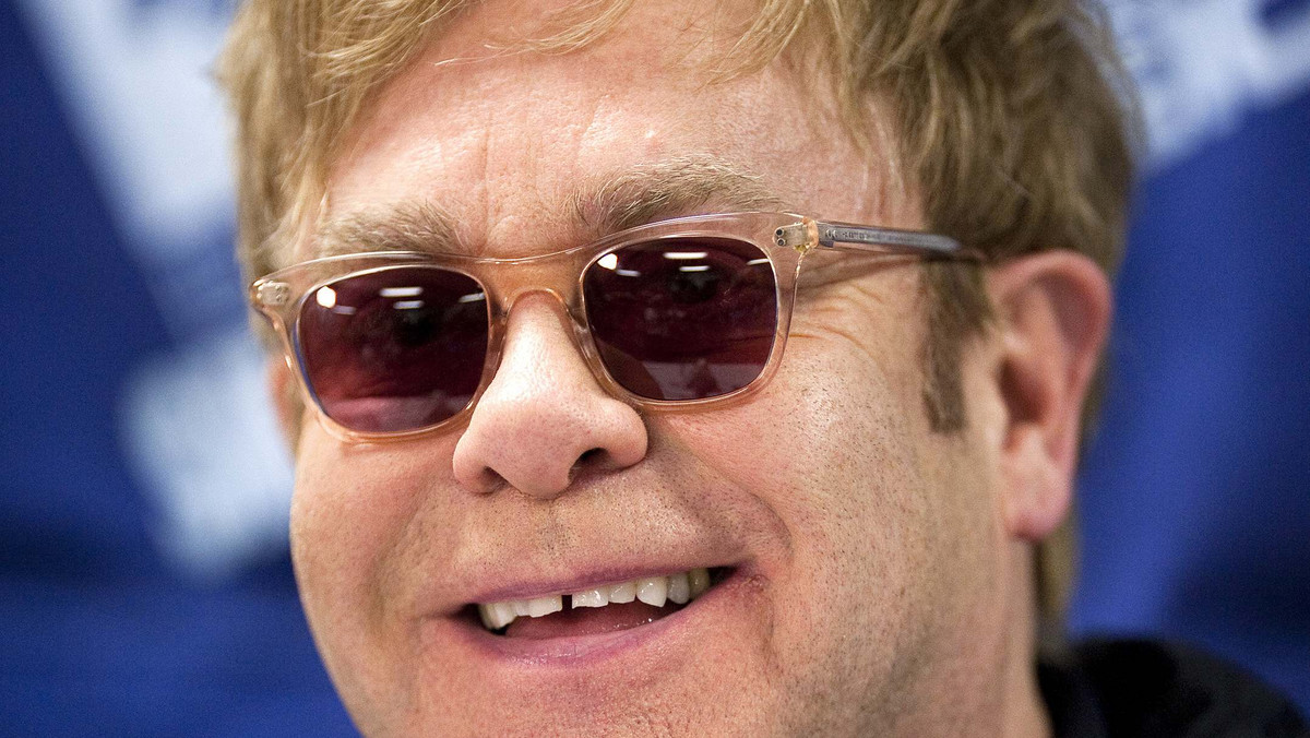 Sir Elton John i jego partner David Furnish zostali rodzicami. W Boże Narodzenie w Kalifornii matka zastępcza urodziła dla nich syna - podał magazyn "US Weekly".