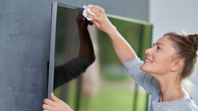 Czym czyścić ekran telewizora? Jak wyczyścić telewizor domowym sposobem? Czy można myć telewizor płynem do szyb?