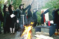 Wiedźmy i wiedźmini Wicca podczas ceremonii otwartego kręgu w ogrodzie na Dolnym Manhattanie, październik 2003 r.