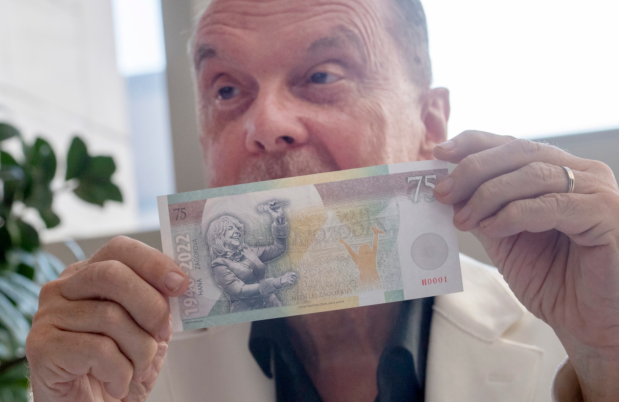 Pamätnú bankovku Hany Zagorovej predstavil manžel populárnej speváčky, operný spevák Štefan Margita.