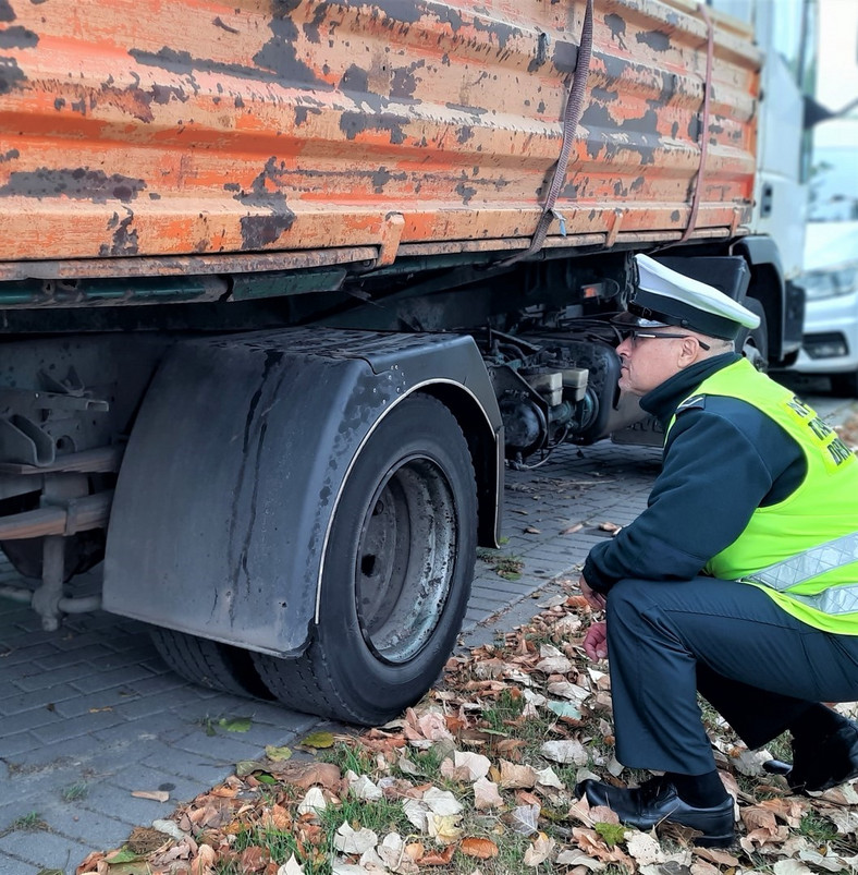 Un camión averiado ha sido puesto fuera de servicio.  ¿Qué multa pagará el conductor?