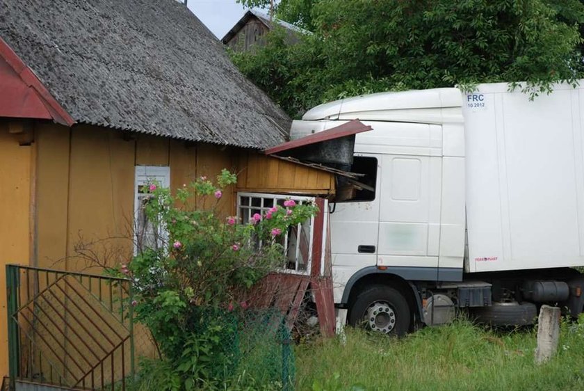 Tir wjechał w dom! Kierowca zasnął! FOTO