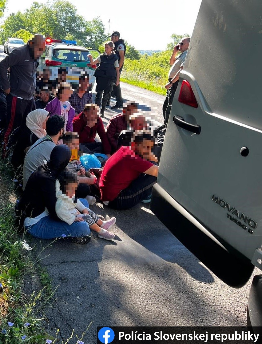 Slovenská polícia zastavila dodávku s migrantmi zo Sýrie.