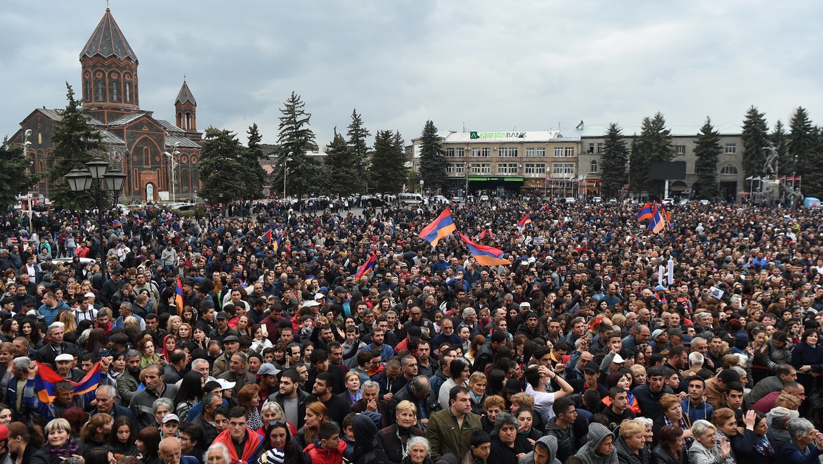 Lider protestów w Armenii Nikol Paszynian zapewnił dzisiaj, że jest gotów spotkać się z deputowanymi rządzącej Republikańskiej Partii Armenii (RPA), by jak najszybciej rozwiązać wszystkie problemy. Tymczasem RPA podała, że nie wysunie kandydata na premiera.