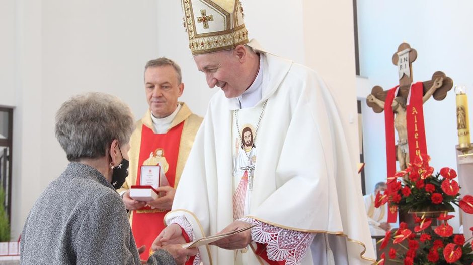 Biskup Andrzej Jeż wręczył medale Misericors