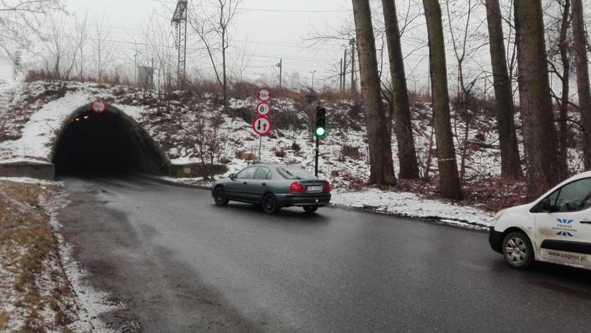 Światła przy tunelu w Ruszczy już działają. O jej powstanie mieszkańcy zabiegali od bardzo dawna. Sygnalizacja świetlna ma pozwolić na bezpieczne kursowanie miejskich autobusów. Takie rozwiązanie skróci drogę wielu podróżnym.