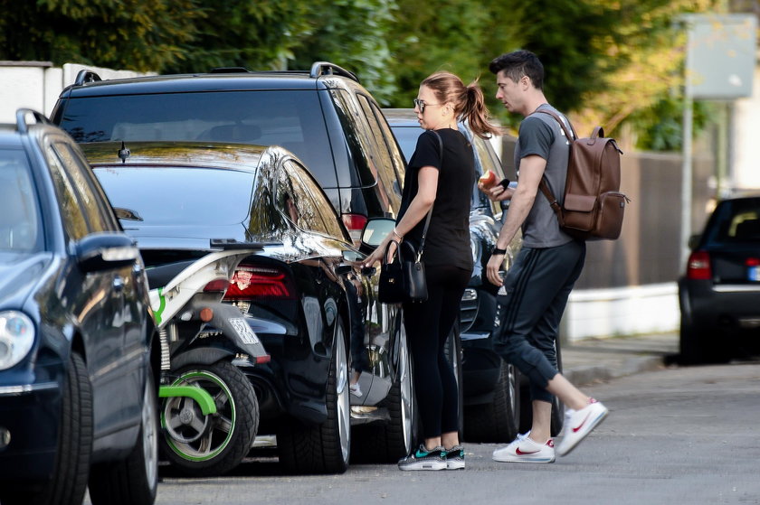 Anna i Robert Lewandowscy wsiadają do samochodu