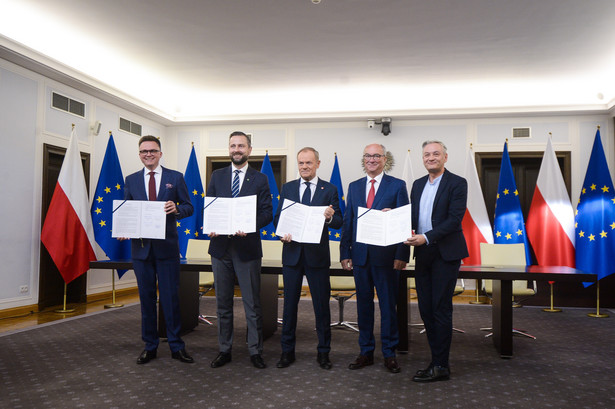 Przewodniczący Platformy Obywatelskiej Donald Tusk (C), przewodniczący Polski 2050 Szymon Hołownia (L), prezes Polskiego Stronnictwa Ludowego Władysław Kosiniak-Kamysz (2L) oraz współprzewodniczący Nowej Lewicy Włodzimierz Czarzasty (2P) i Robert Biedroń (P) podczas uroczystości parafowania umowy koalicyjnej