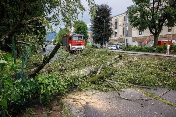 NEVREME "ŠAMARA" BALKAN! U Sloveniji upaljen crveni meteo-alarm, STIŽU SMS-ovi UPOZORENJA: Vetar čupa drveće iz korena, Mostar potopljen, a najgore tek sledi