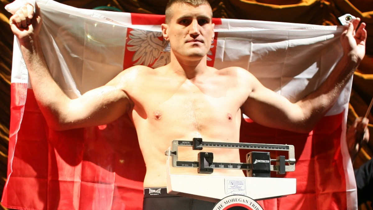 Promotor między innymi niepokonanych na zawodowych ringach Mariusza Wacha i Kamila Łaszczyka Mariusz Kołodziej tymczasowo wycofał się z boksu.