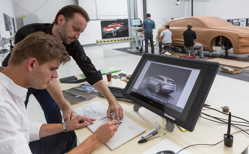 Kamil Łabanowicz (biała koszula) w trakcie projektowania pierwszego SUV-a Audi na prąd, czyli e-tron quattro
