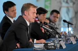 Milionowe premie dla prezesów eurospółki! Mają też nowe kontrakty