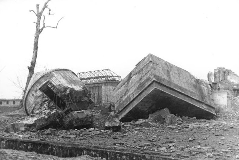 Ruiny bunkra Hitler w Berlinie po rozbiórce w 1947 r