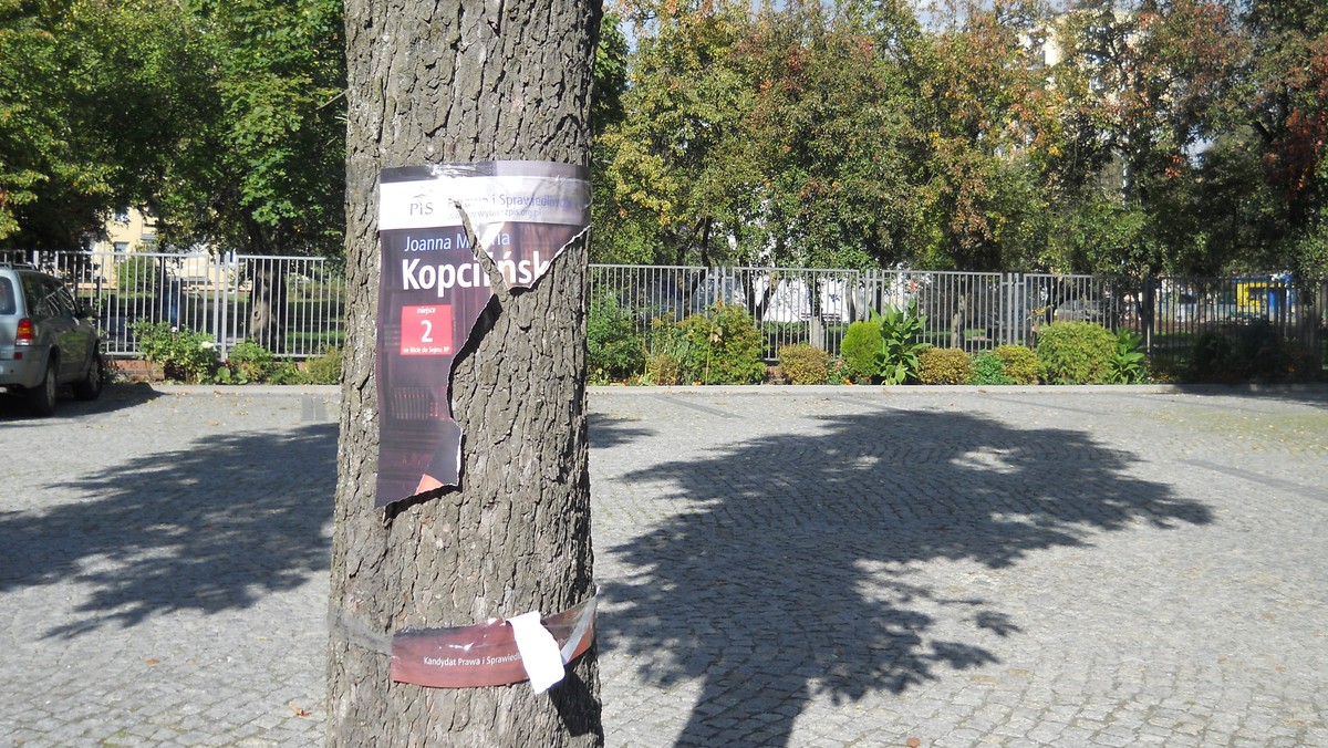 Kandydatki do sejmu z listy PiS, Jolanta Kopcińska i Elżbieta Więcławska-Sauk najpierw patrzyły na wyborców z plakatów rozwieszonych na przykościelnych terenach i ogrodzeniu. Teraz spotykają się z nimi w pomieszczeniach należących do łódzkiej archikatedry.