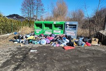 Tak wygląda „segregacja” tekstyliów w praktyce. Za daleko do PSZOK, dzikie wysypiska stałym elementem miejskiego krajobrazu