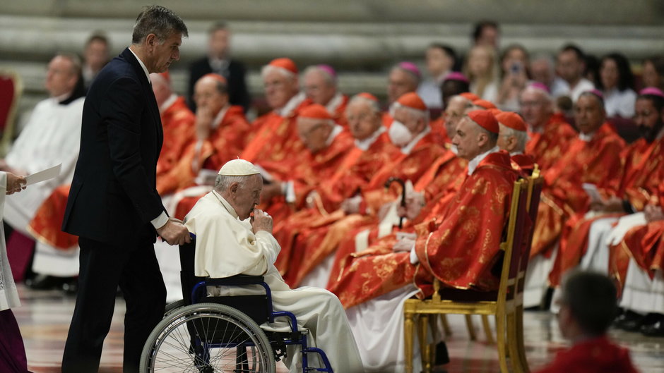 Papież Franciszek na wózku inwalidzkim