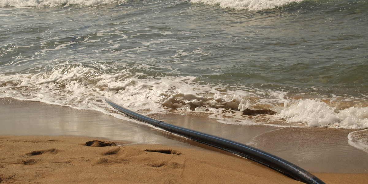 Podmorski kabel internetowy na brzegu Atlantyku