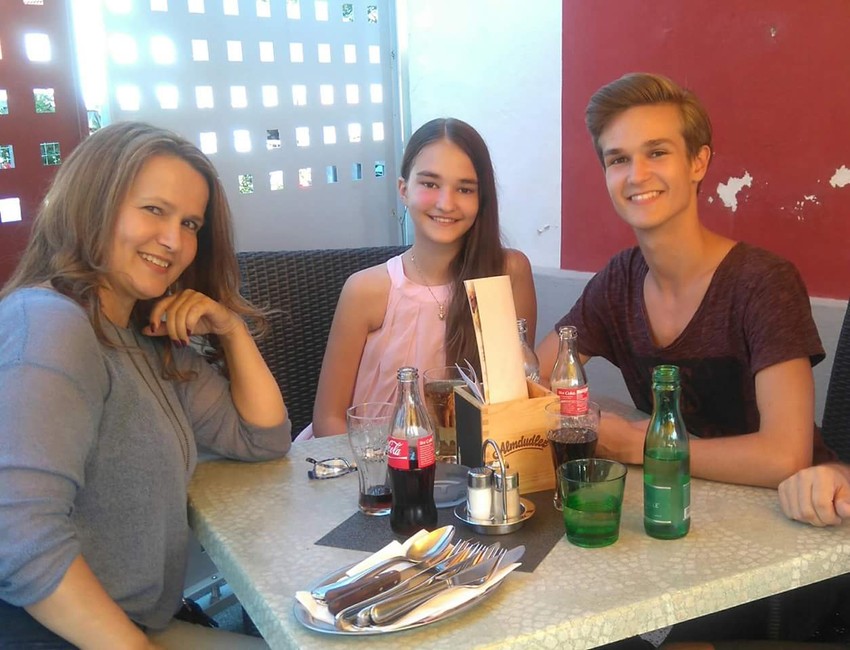 Dominik Ismirović sa majkom Admirom i sestrom Embrom