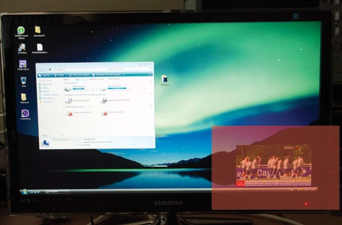Funkcja PIP w Samsungu FX2490HD pozwala oglądać telewizję podczas korzystania z komputera (miniaturowy moduł z obrazem zaznaczony jest w prawy dolnym rogu)