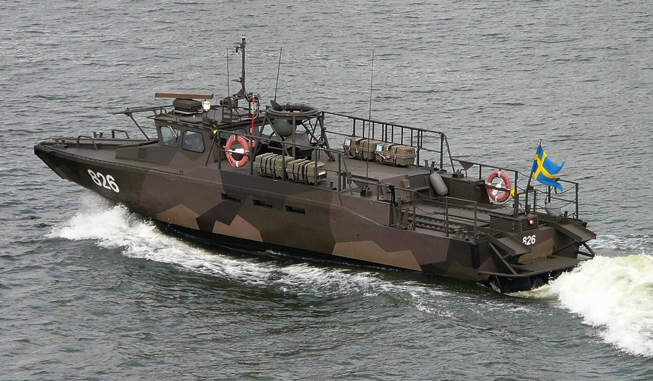 Szybka łódź szturmowa Stridsbåt 90 ma załogę składającą się z trzech osób i standardowo może przewieźć do 21 żołnierzy. Uzbrojenie składa się z wielkokalibrowych karabinów maszynowych i granatnika 40 mm.