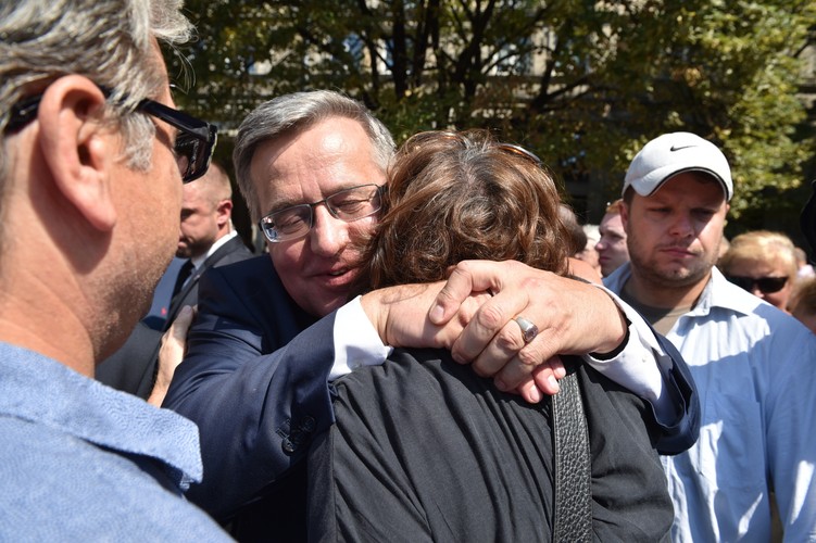 Prezydent Bronisław Komorowski podczas pożegnania z mieszkańcami stolicy na placu Konstytucji w Warszawie