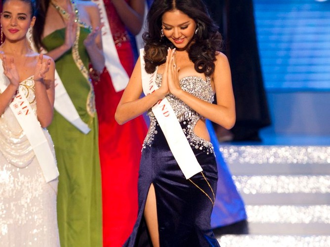 Miss Tajlandii, Yuwaret Rueangsri, w tradycyjny sposób dziękuje za znaleenie się w finale