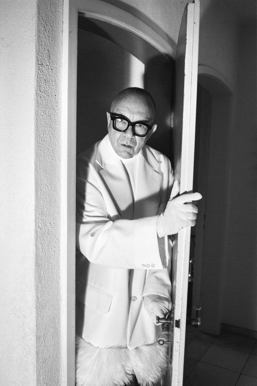 COMME DES GARÇONS HOMME PLUS Baumwollblazer mit Kunstfellbesatz, bei Tasoni. Kuboraum Brille, bei Zeiss Vision Center in Zürich.