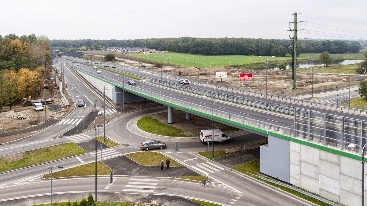 Trzy nowe przejścia podziemne dla pieszych, przebudowany wiadukt nad torami PKP i nowe dwupoziomowe, bezkolizyjne skrzyżowanie rozdzielające ruch tranzytowy od lokalnego. To najważniejsze efekty zakończonego remontu 6,5-kilometrowego fragmentu Drogi Krajowej nr 1 i 86 biegnącej przez Tychy. - W najbliższym czasie przeprowadzone zostaną kosmetyczne prace na odcinku DK-1. Zwężenia mogą dotyczyć niewielkich fragmentów i potrwają maksymalnie kilka godzin - przekonuje Agnieszka Kijas z Miejskiego Zarządu Ulic i Mostów w Tychach.