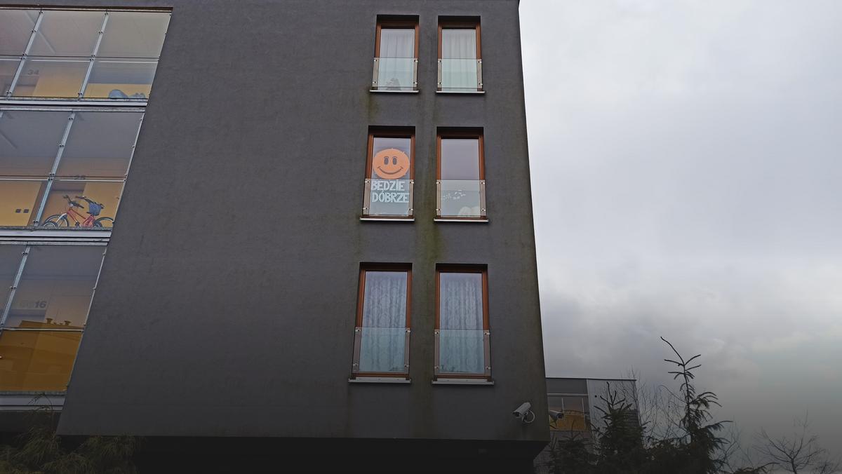 Mieszkaniec Katowic wywiesił w oknie plakat